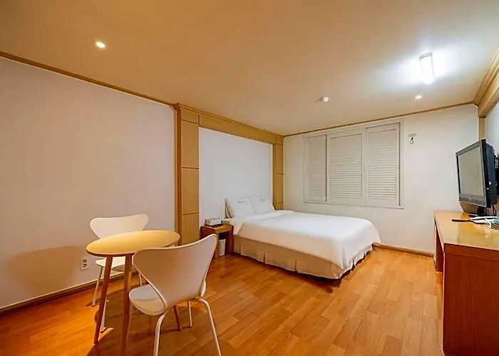 Orange Hotel 2*